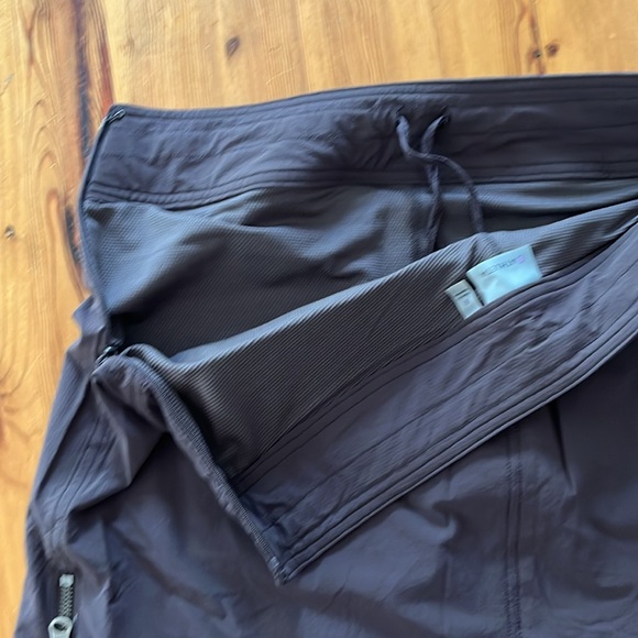 Excellent Condition Athleta Skort, size 8, Eggplant color - Picture 5 of 6